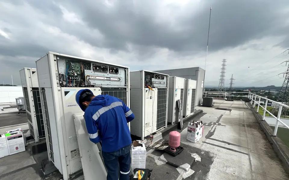 Profissional executando serviço técnico em campo