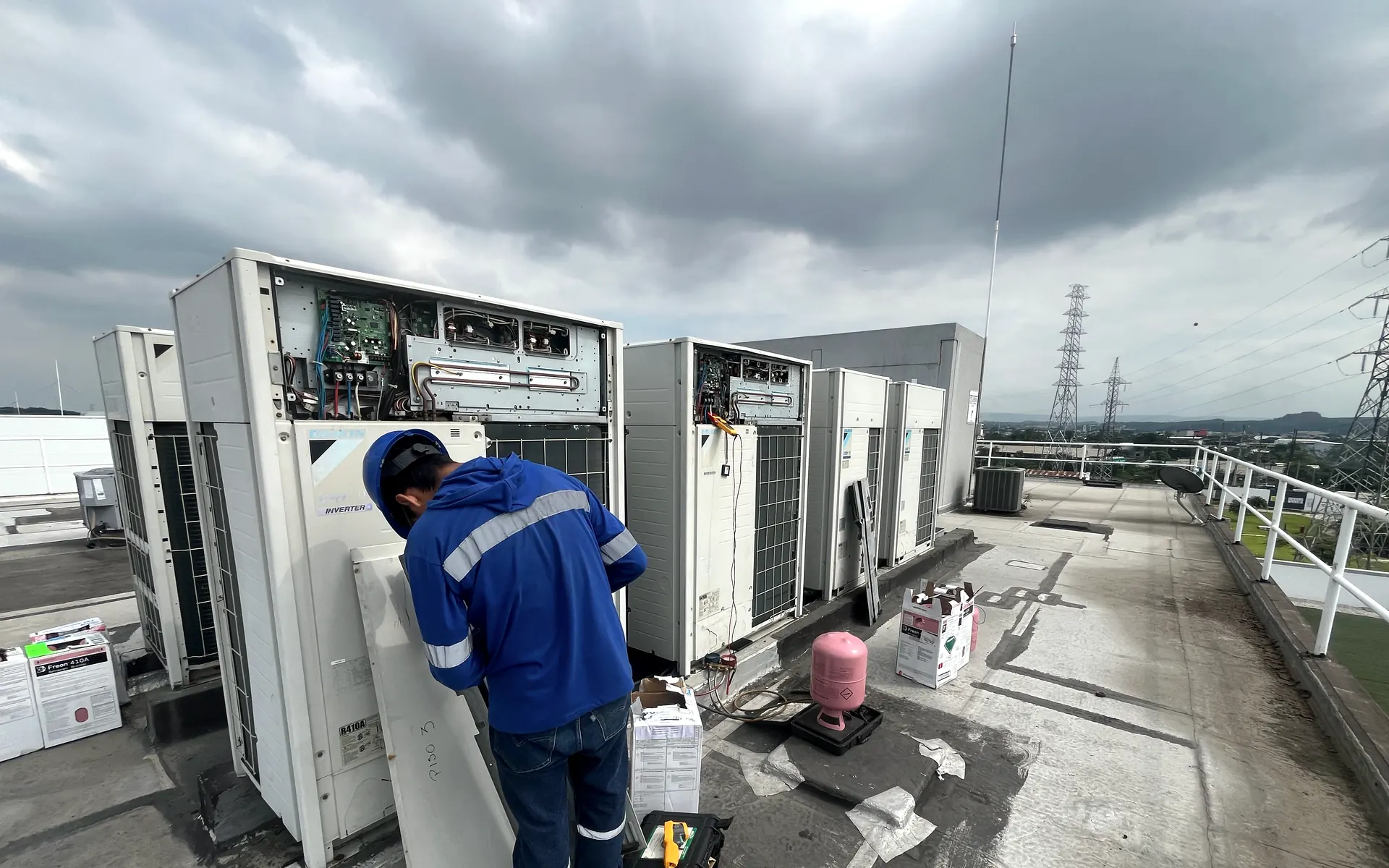 Técnico atendiendo equipos de climatización en una azotea